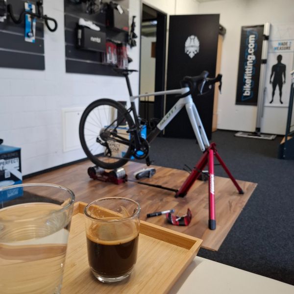 Bikefittingraum mit eingespanntem Scott Rennrad und Kaffee für den Kunden